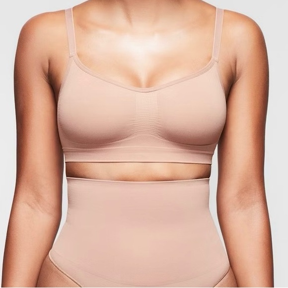 SKIMS Seamless Sculpt Bralette - Picture 6 of 6